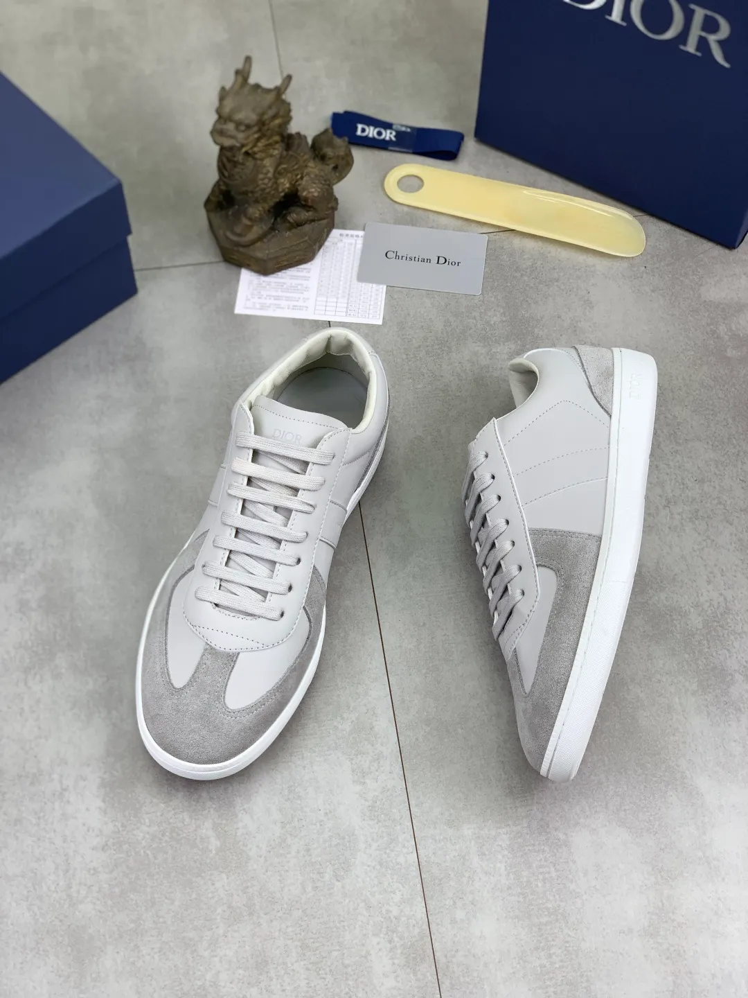 Men's shoes 💰P360 New Dior B01 moral training shoes, white first-layer cowhide, original molded outsole. New to the fall collection, this sneaker marks the return of a Dior classic, reinterpreted in a stylish and elegant silhouette. Crafted from white smooth first-grain cowhide with a tonal silk sheepskin lining, it features the Dior logo on the tongue and inner sides, and a CD icon on the heel. Paired with Tpu anti-slip soles of the same color, it can be matched with various styles to create a sophisticated look.  Code number: 38-44